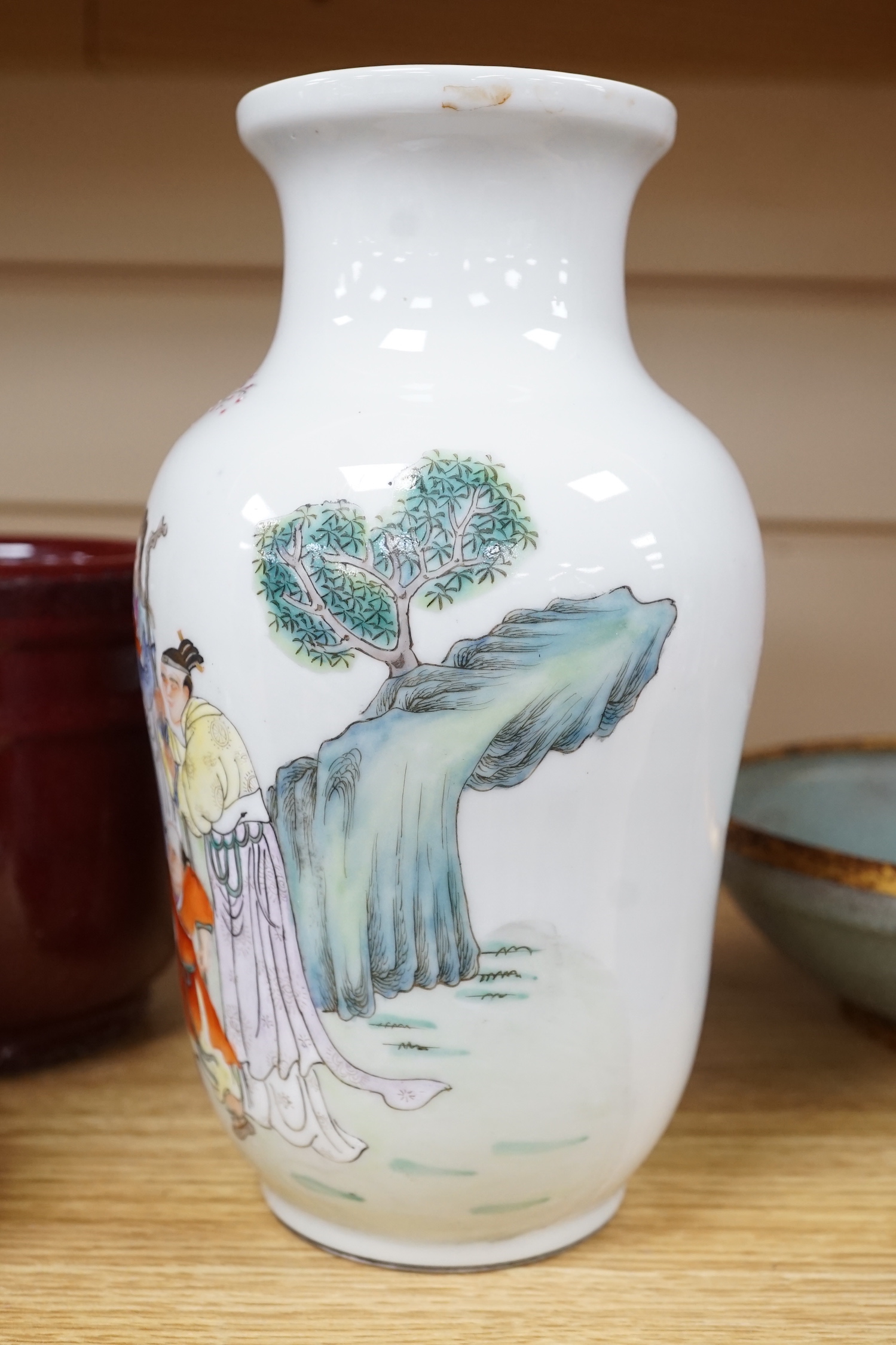 A Chinese famille rose vase, a crackle glaze vase and a sang de boeuf jar, tallest 21.5cm